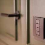 Volet roulant qui se ferme tout seul à la même heure : causes et solutions