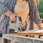 Couper une plinthe en angle sans boîte à onglet : les méthodes qui marchent vraiment