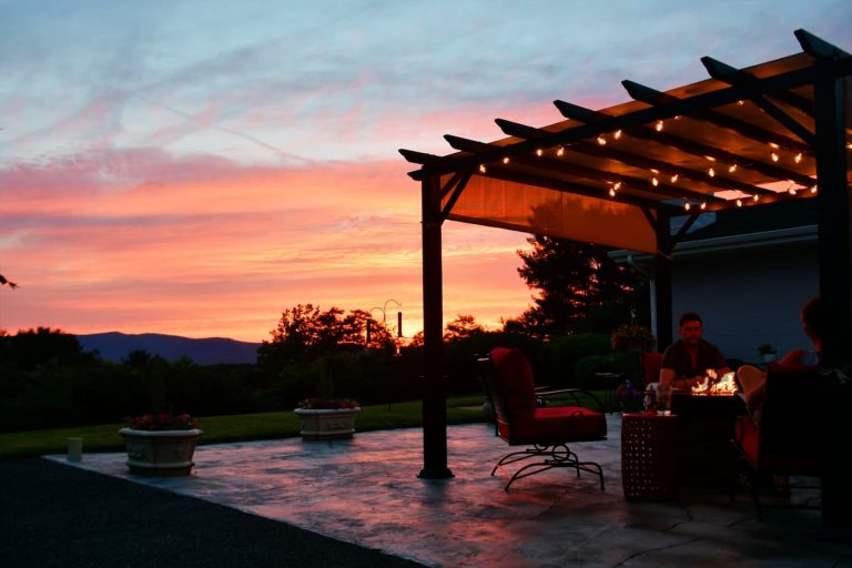 Comment faire une toile coulissante pour pergola : le guide complet