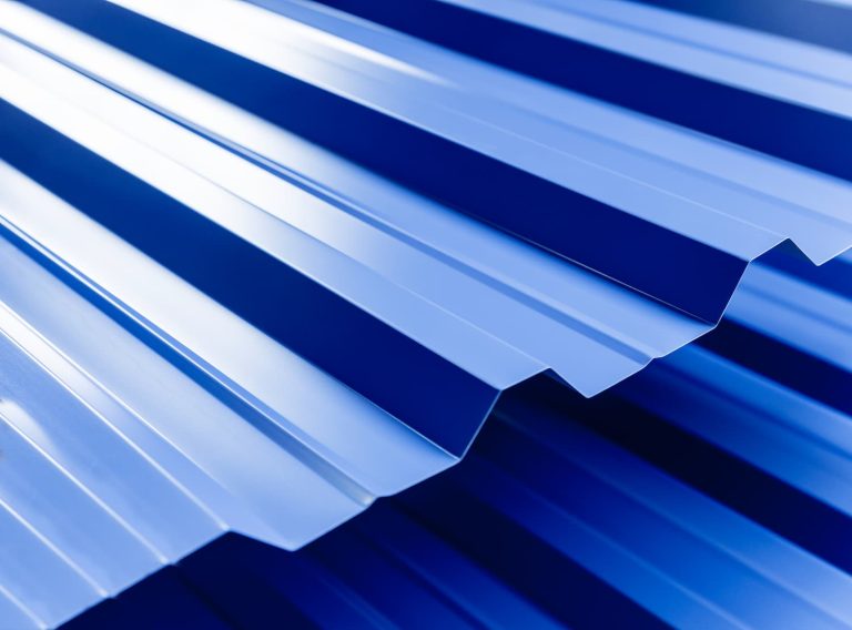 Comment poser une toiture en tôle ondulée : le guide complet