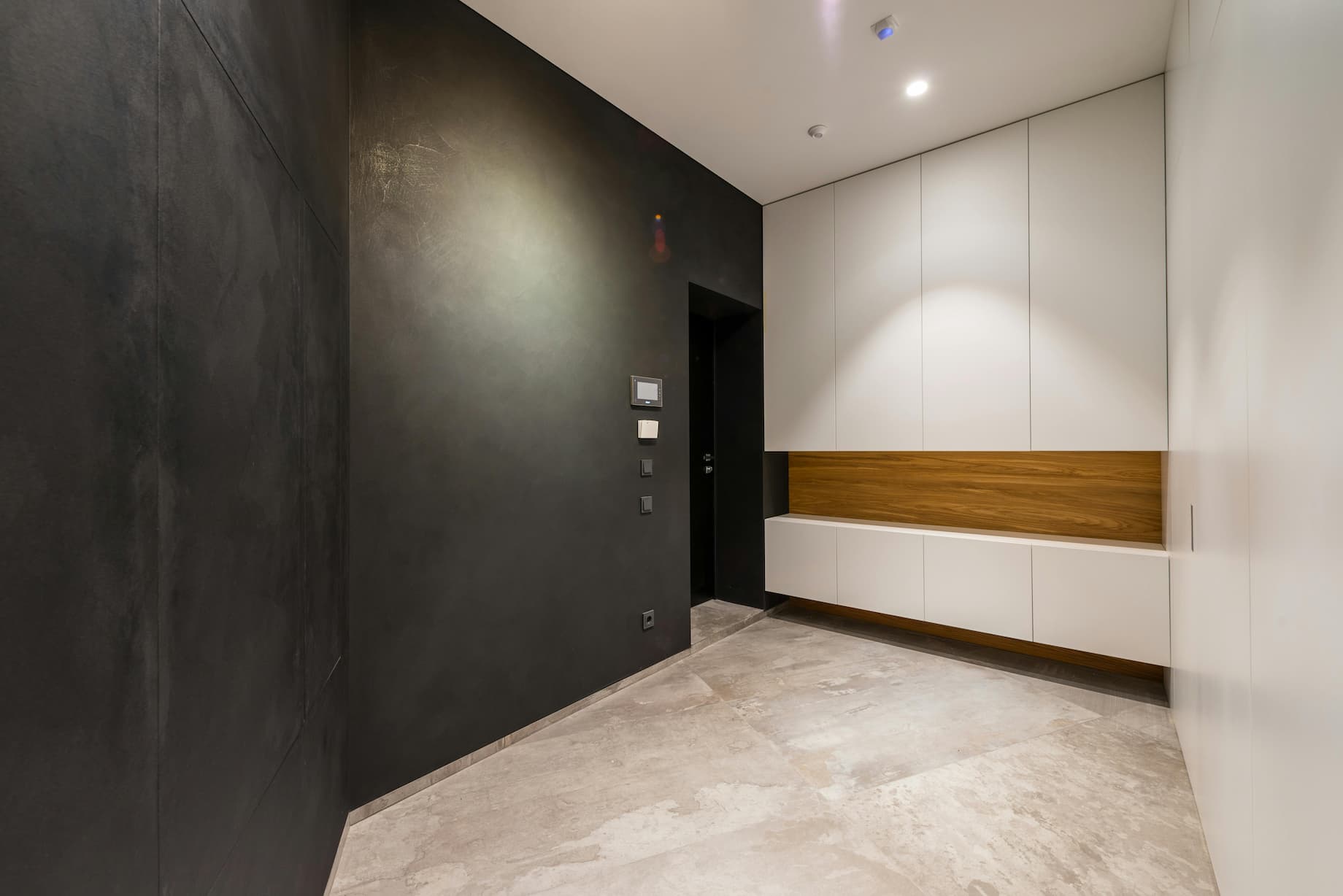 Quel mur peindre en foncé pour agrandir une pièce : mon guide pratique