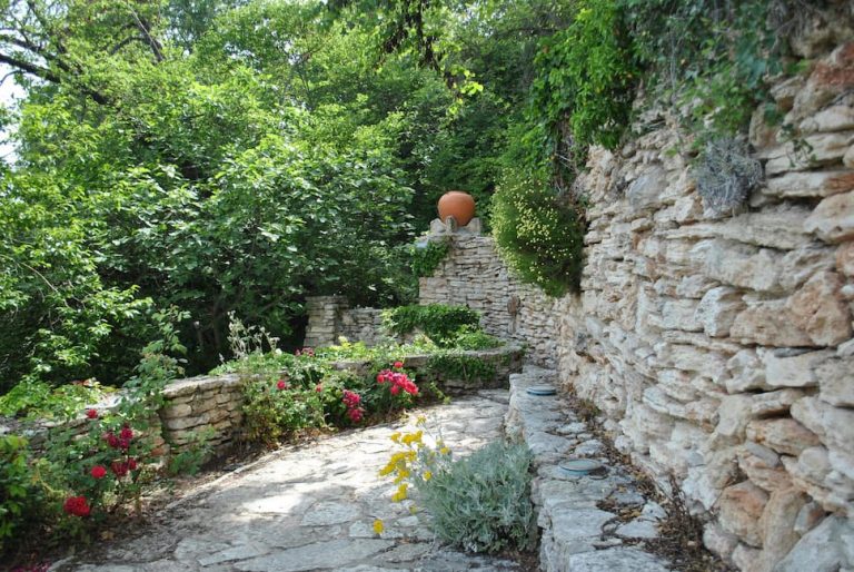 Comment consolider un mur en pierre qui penche : mon retour d'expérience