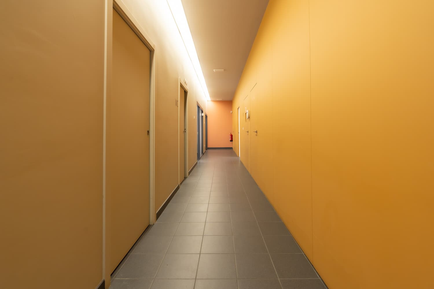 Peindre un couloir avec beaucoup de portes