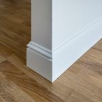 Couper une plinthe en angle sans boîte à onglet