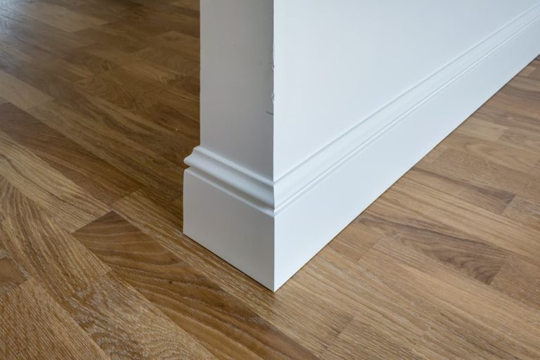 Couper une plinthe en angle sans boîte à onglet