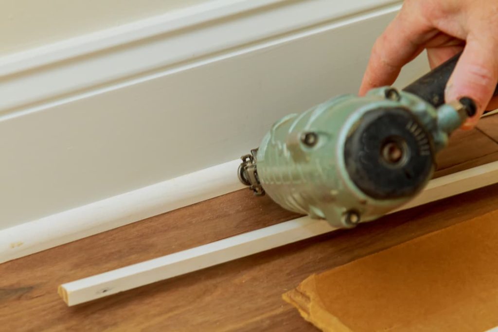 Couper une plinthe en angle sans boîte à onglet