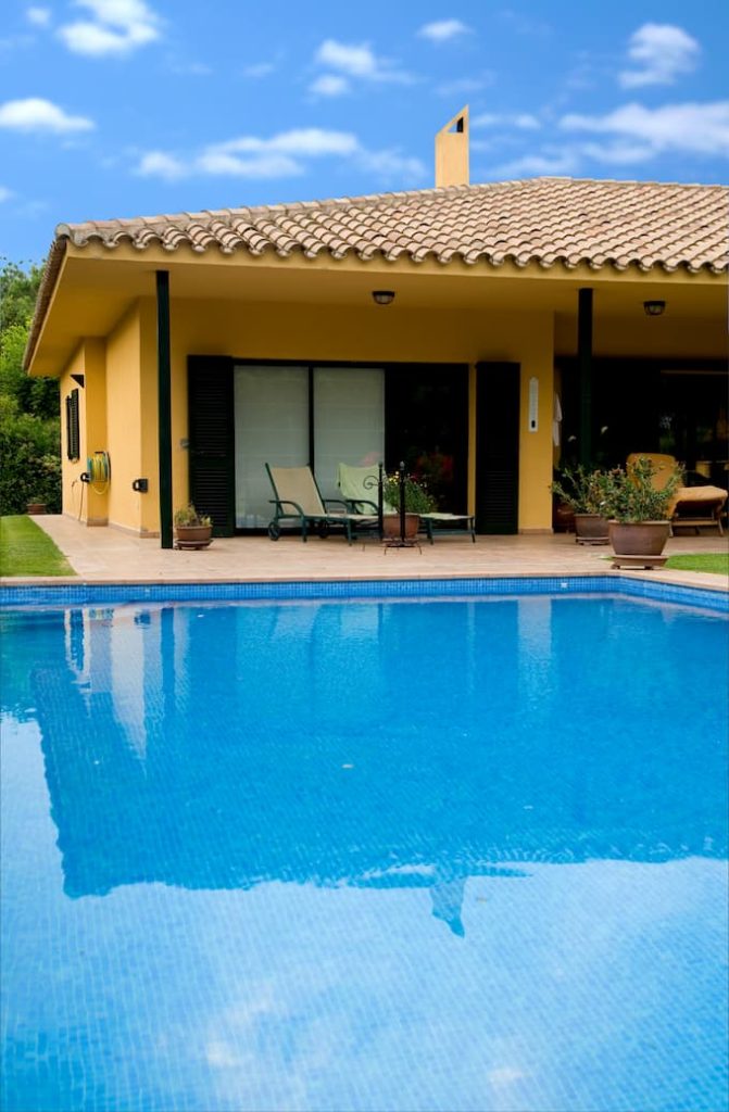 Piscine parallèle ou perpendiculaire à la maison : quelle orientation choisir ?