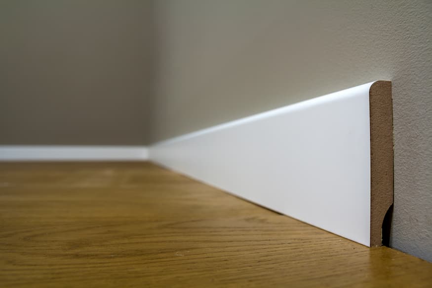 Couper une plinthe en angle sans boîte à onglet