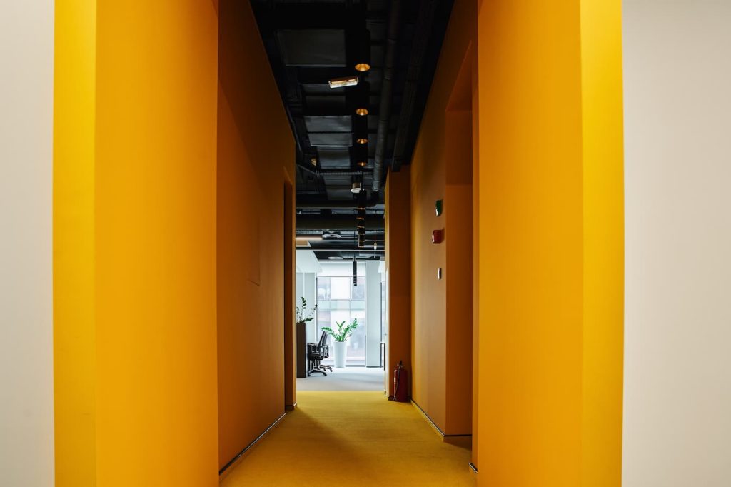 Peindre un couloir avec beaucoup de portes