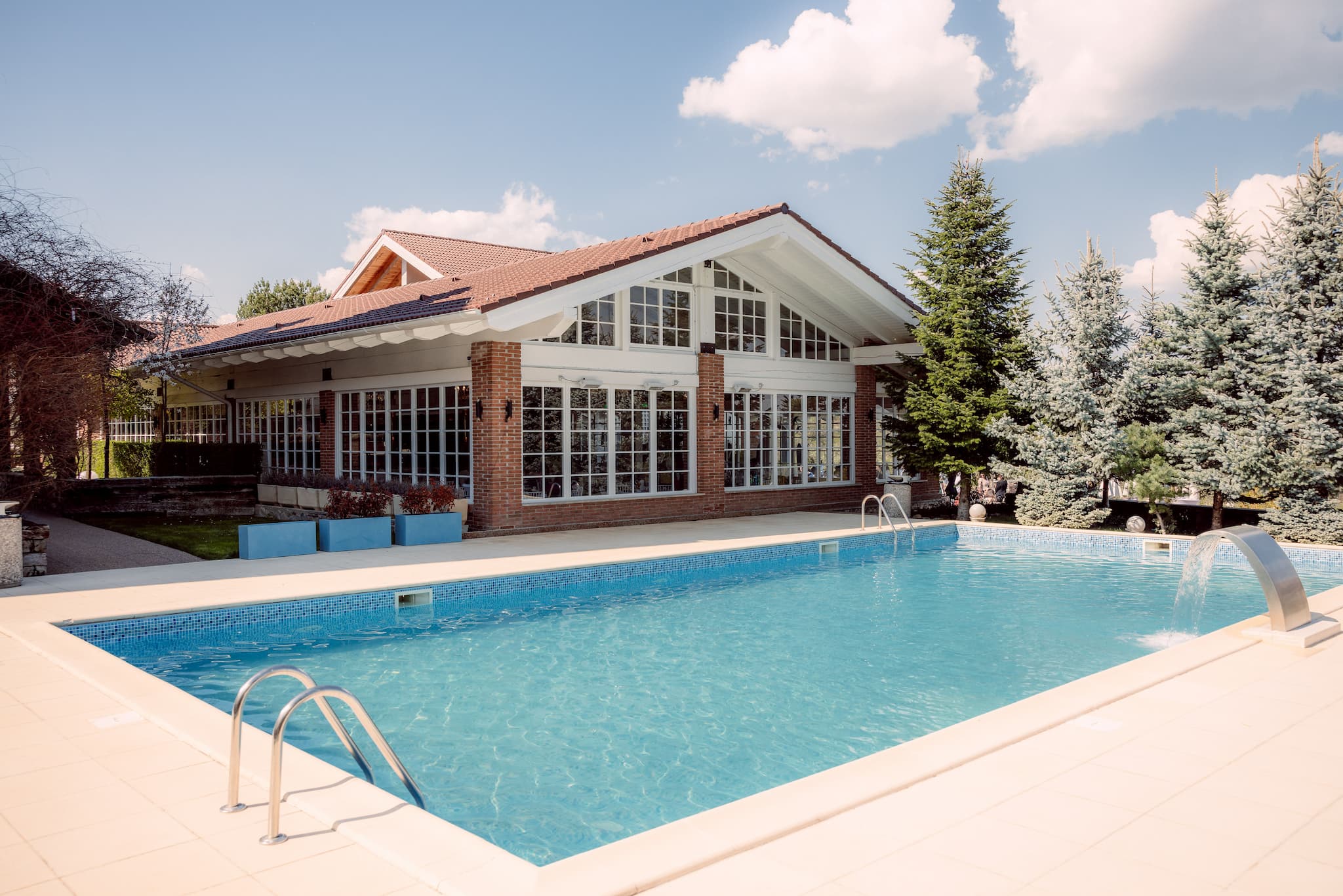 Piscine parallèle ou perpendiculaire à la maison : quelle orientation choisir ?