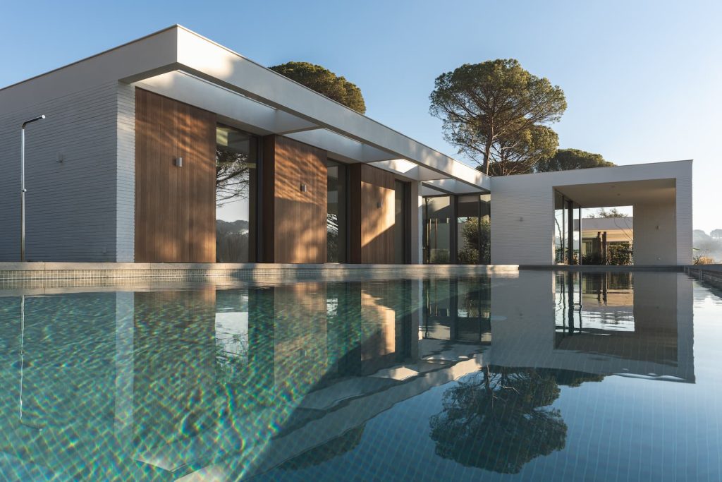 Piscine parallèle ou perpendiculaire à la maison : quelle orientation choisir ?