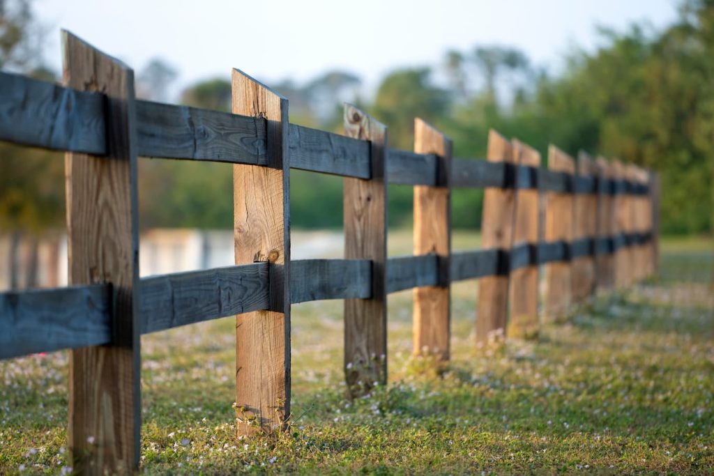 Comment poser un grillage souple sur poteau en bois
