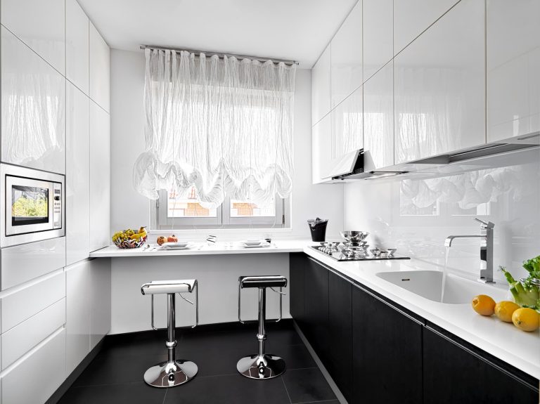 Crédence pour cuisine blanche et plan de travail noir