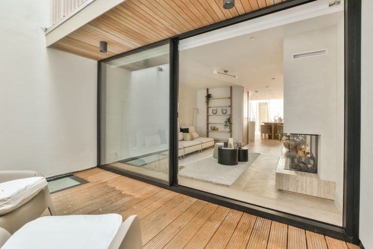 Comment régler une baie vitrée qui ferme mal ?