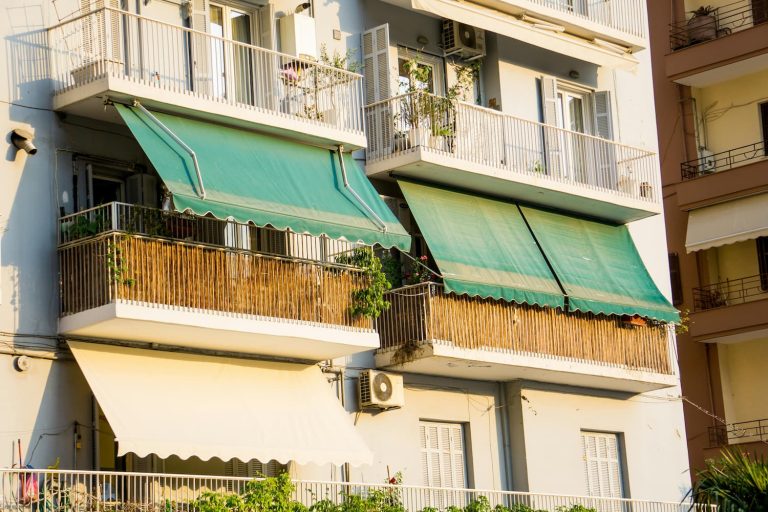 Comment installer un voile d'ombrage sur un balcon