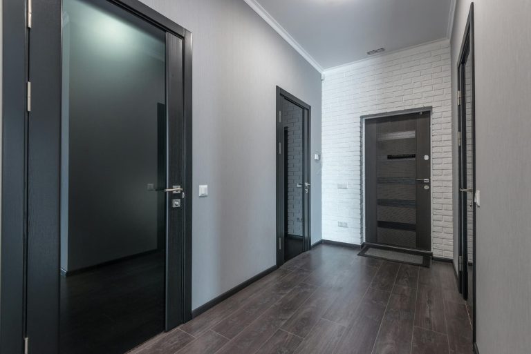 Comment nettoyer une porte en alu gris anthracite