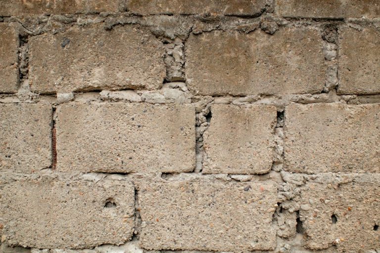Habiller un mur en parpaing extérieur avec du bois