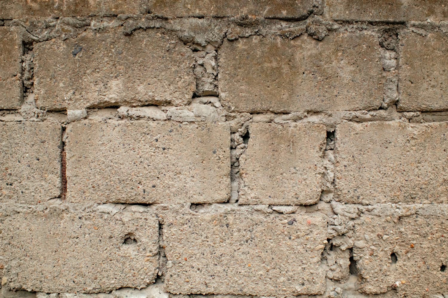 Habiller un mur en parpaing extérieur avec du bois