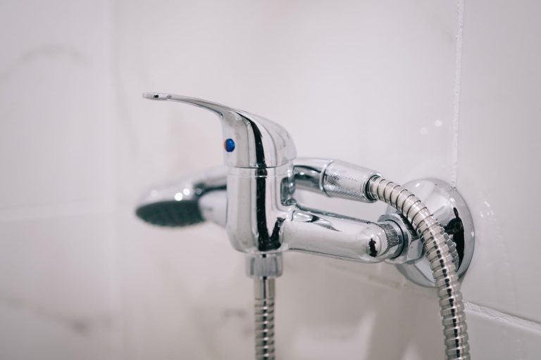 Comment démonter un mitigeur de douche sans vis ?