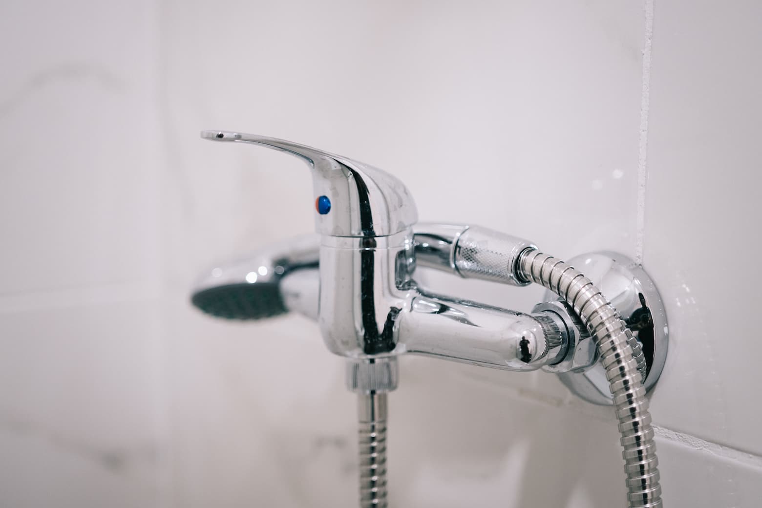 Comment démonter un mitigeur de douche sans vis ?