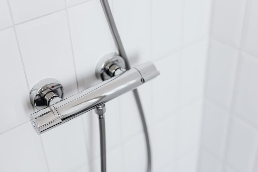 Comment démonter un mitigeur de douche sans vis ?