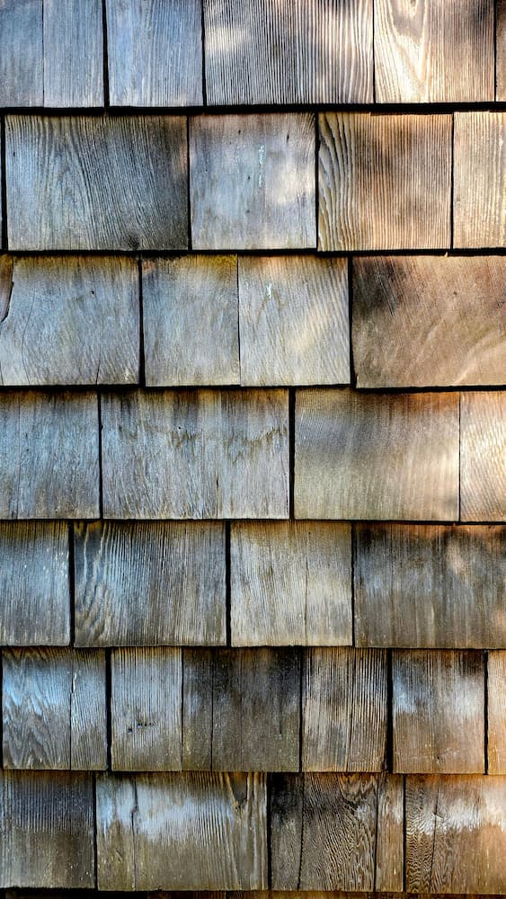 Habiller un mur en parpaing extérieur avec du bois