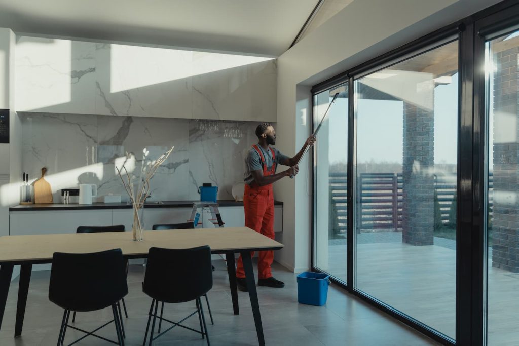 Comment nettoyer une porte en alu gris anthracite