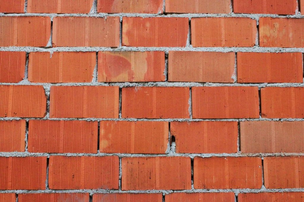 Habiller un mur en parpaing extérieur avec du bois