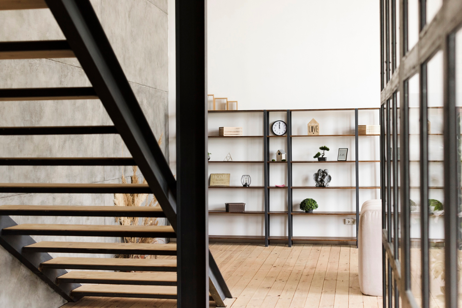 Étagère et escaliers modernes minimalistes pour une jolie décoration industrielle