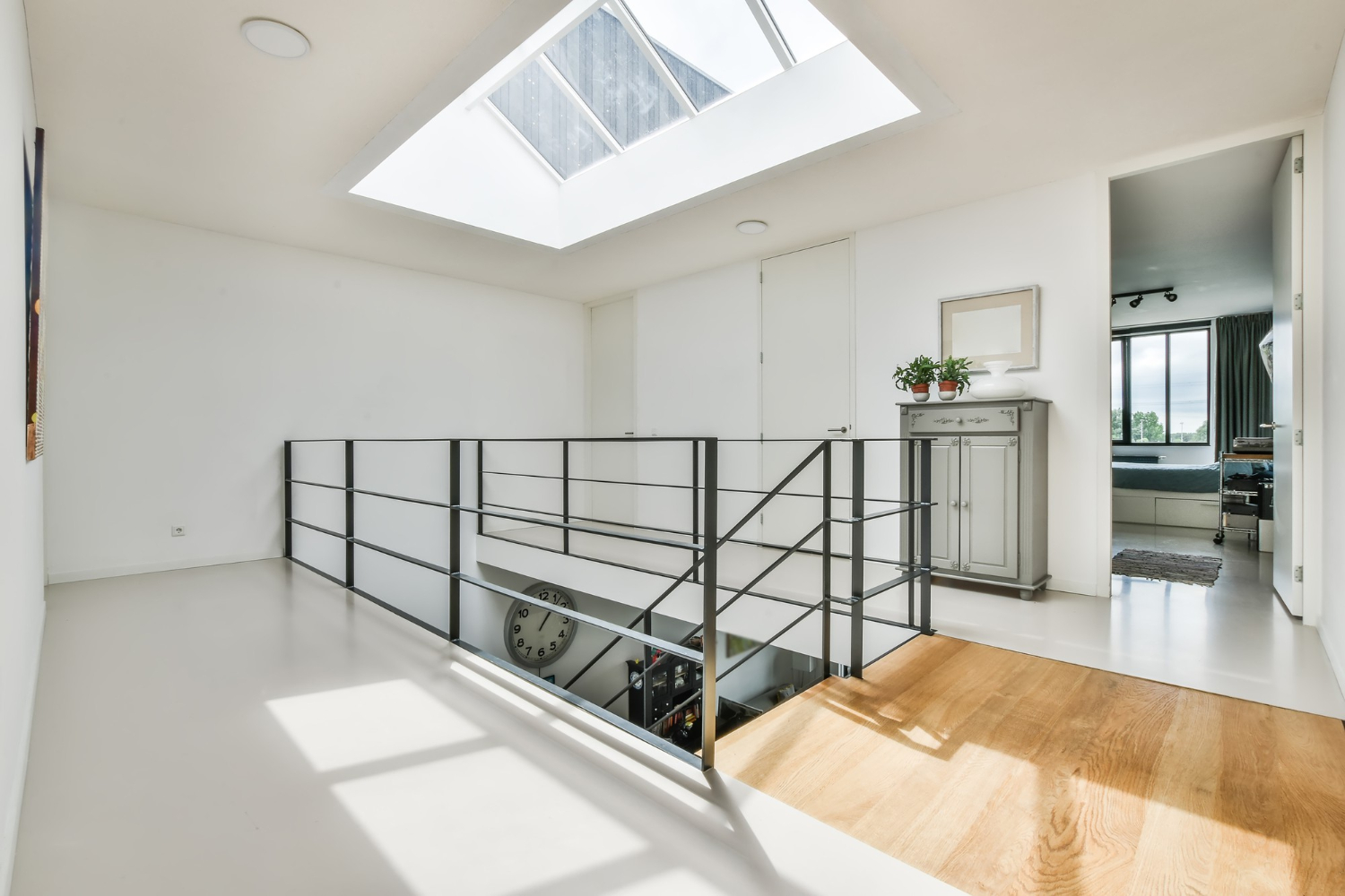 Hall d'escalier élégant, moderne et sécurisé.