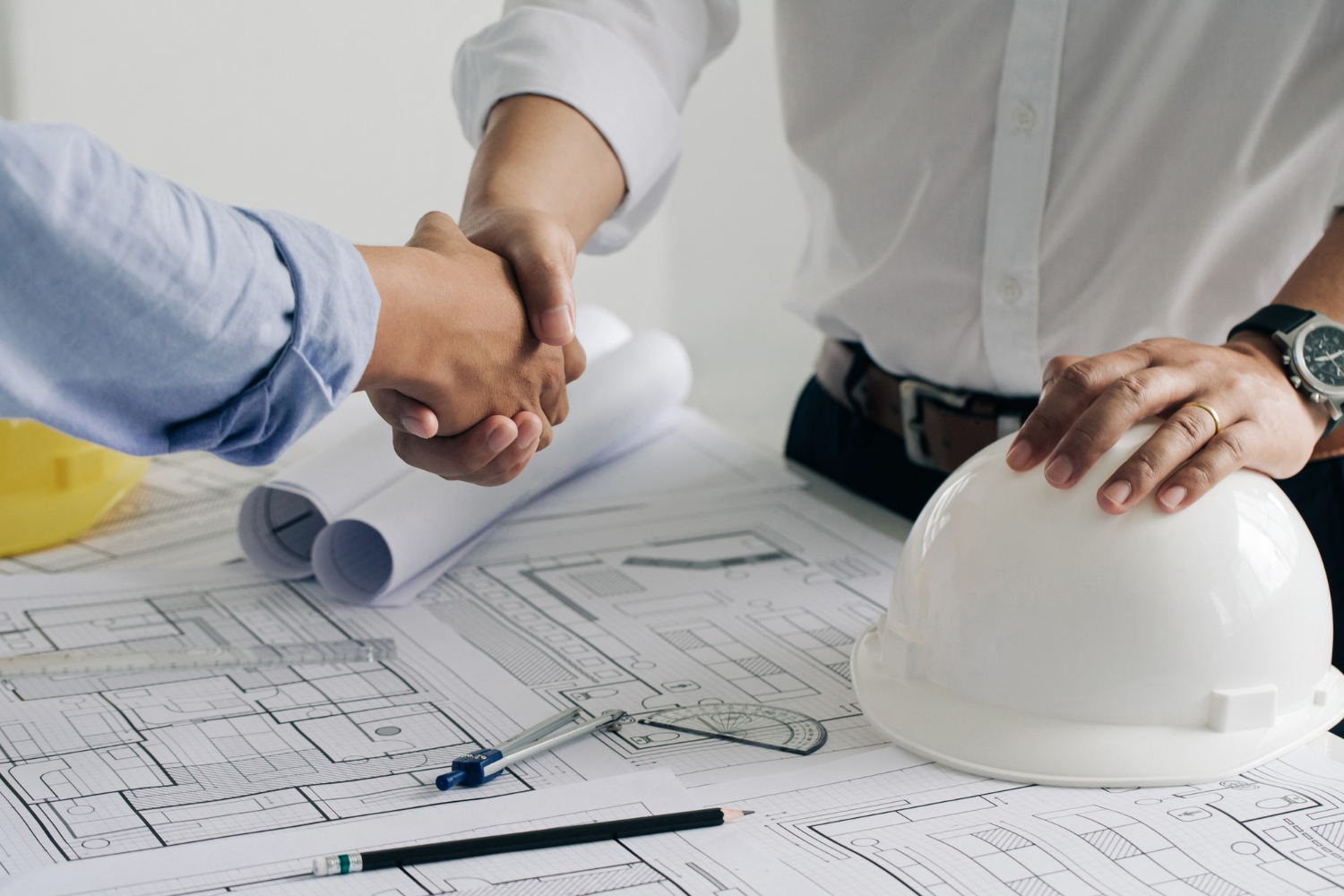Un homme serre la main d'un ingénieur de construction.
